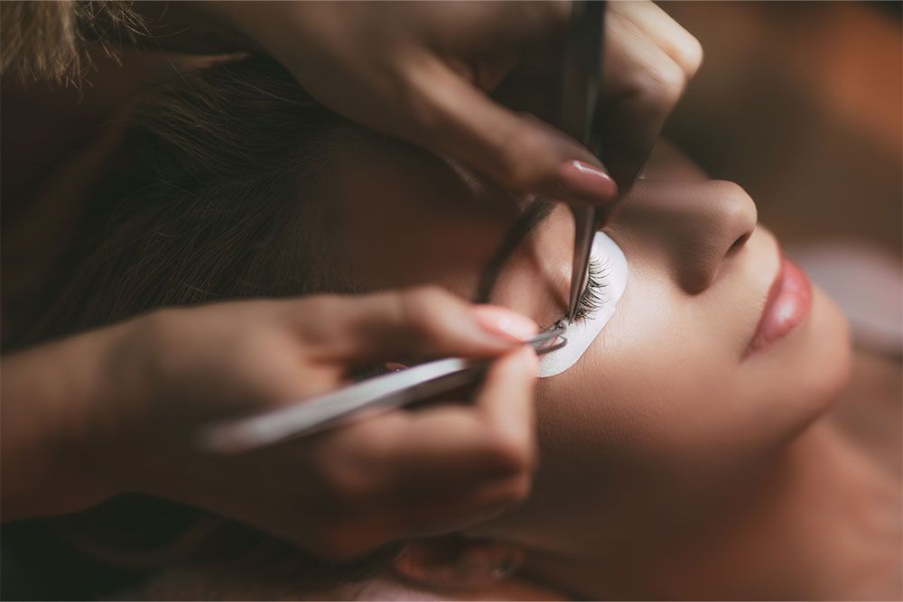 D&eacute;roulement d'une extension de cils en institut de beaut&eacute; &agrave; Brest